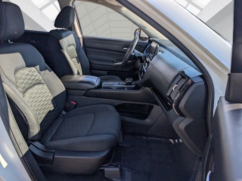 Used 2022 Nissan Pathfinder SV image 16