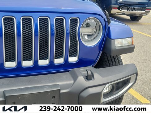 Used 2018 Jeep Wrangler Unlimited Sahara AWD/4WD image 5