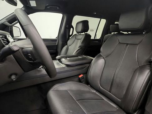 Used 2024 Jeep Wagoneer L Series II w/ Flexible Seating Group AWD/4WD image 18