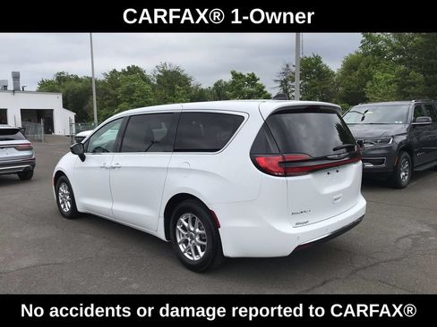 Used 2024 Chrysler Pacifica Touring-L FWD image 3
