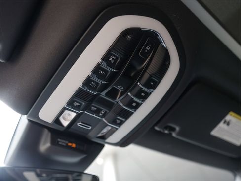 Used 2025 Porsche Macan image 26