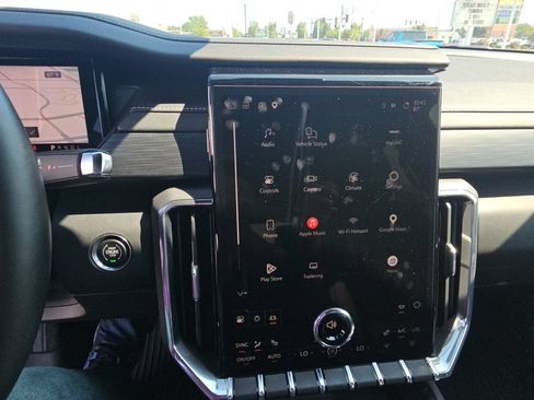 Used 2025 GMC Acadia Elevation w/ Elevation Premium Package FWD image 16