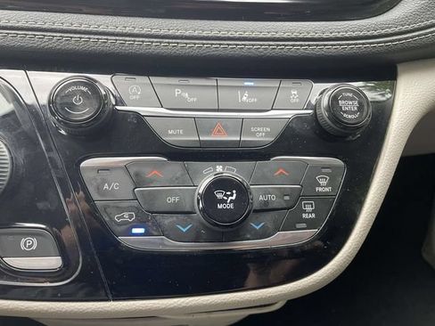 Used 2022 Chrysler Pacifica Touring-L FWD image 30