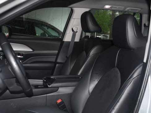 Certified 2025 Toyota Grand Highlander FWD image 11