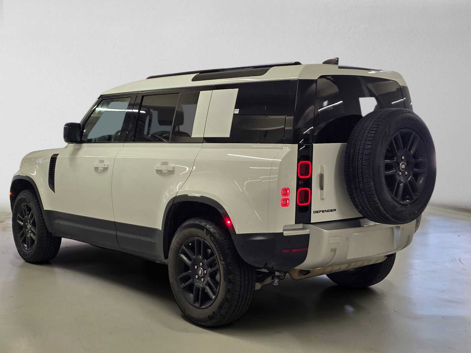 Used 2025 Land Rover Defender 110 S AWD/4WD image 3