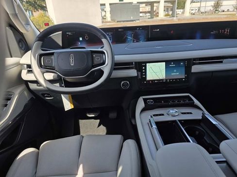 New 2026 Lincoln Navigator Premiere image 6