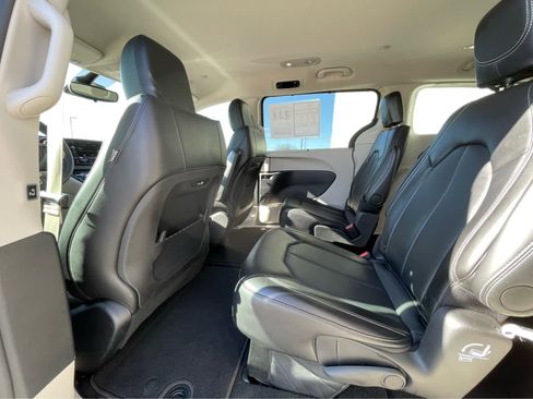Used 2024 Chrysler Pacifica Touring-L image 22