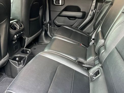 Used 2022 Jeep Gladiator Overland w/ Popular Equipment Package image 5