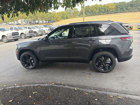 New 2025 Jeep Grand Cherokee Altitude image 7