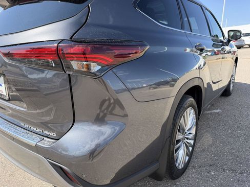 Used 2024 Toyota Highlander Platinum AWD/4WD image 12