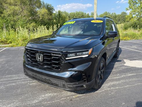Used 2025 Honda Pilot Black Edition image 2
