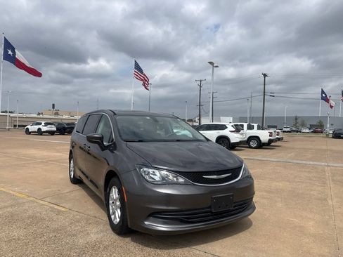 Used 2017 Chrysler Pacifica Touring FWD image 2