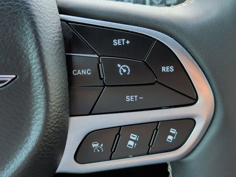 Used 2025 Chrysler Pacifica Select FWD image 13