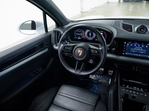 Used 2024 Porsche Cayenne Turbo image 11