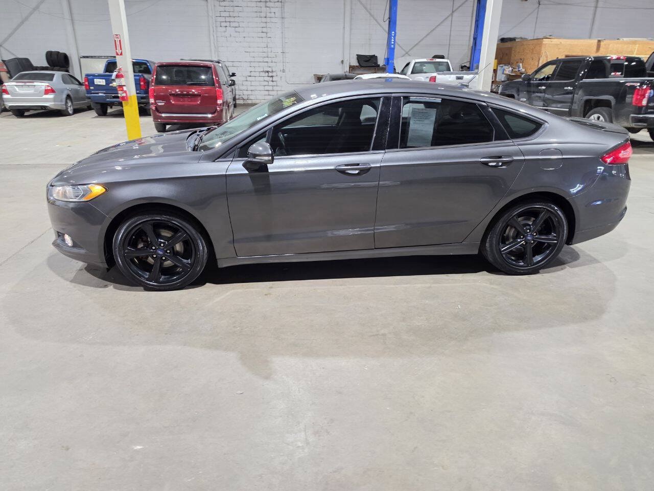 Used 2016 Ford Fusion SE FWD image 4