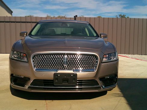 Used 2019 Lincoln Continental Select image 2