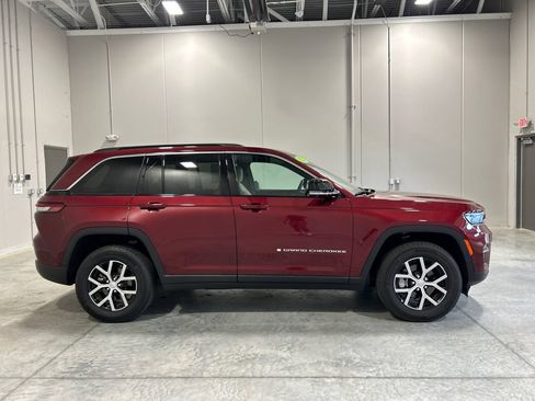 Used 2024 Jeep Grand Cherokee Limited w/ Luxury Tech Group II AWD/4WD image 5