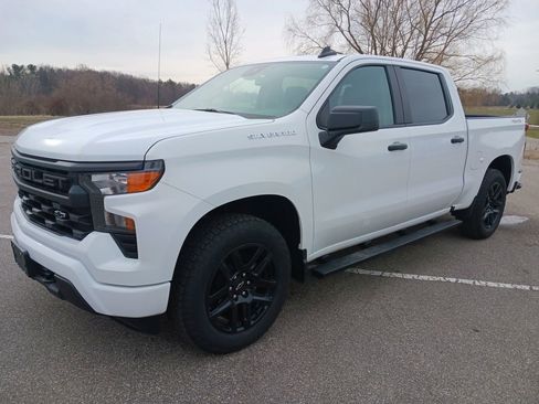 Used 2024 Chevrolet Silverado 1500 Custom image 2