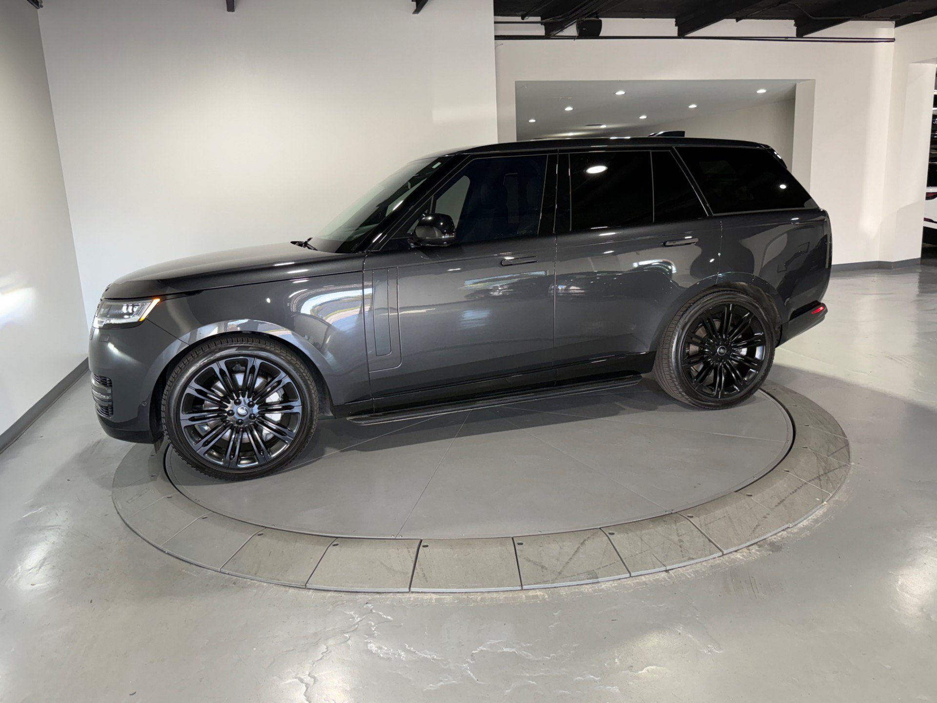 Used 2024 Land Rover Range Rover SE AWD/4WD image 10