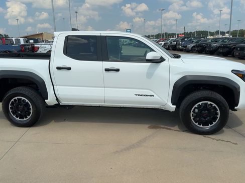 Used 2024 Toyota Tacoma TRD Off-Road image 2
