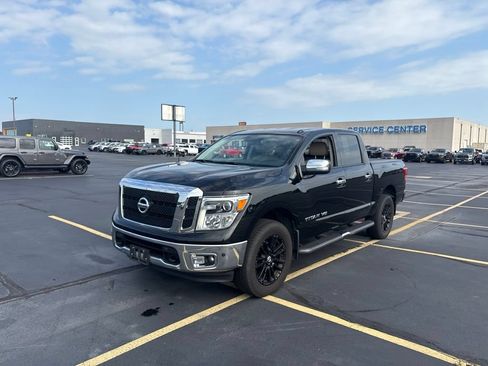 Used 2018 Nissan Titan SL AWD/4WD image 4