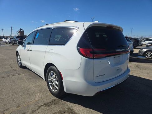 Used 2022 Chrysler Pacifica Touring-L image 4