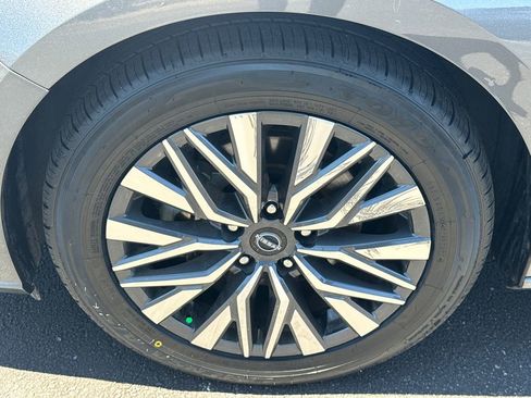 Used 2024 Nissan Altima 2.5 SV FWD image 11