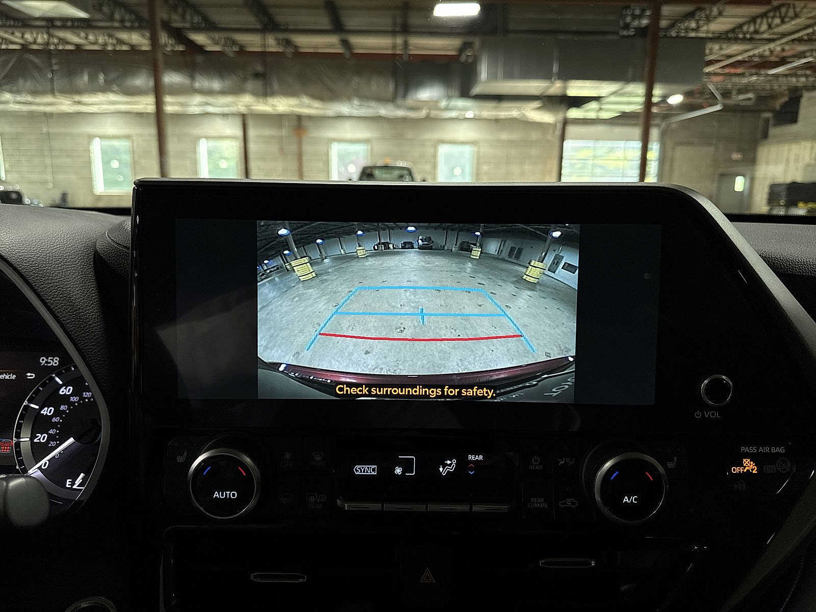 Used 2024 Toyota Highlander XLE AWD/4WD image 26