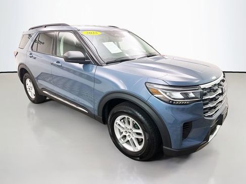 Used 2025 Ford Explorer Active AWD/4WD image 1