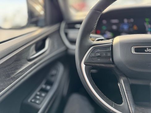 Used 2023 Jeep Grand Cherokee 4WD 4xe image 7