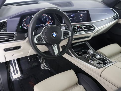 Used 2022 BMW X7 M50i image 2