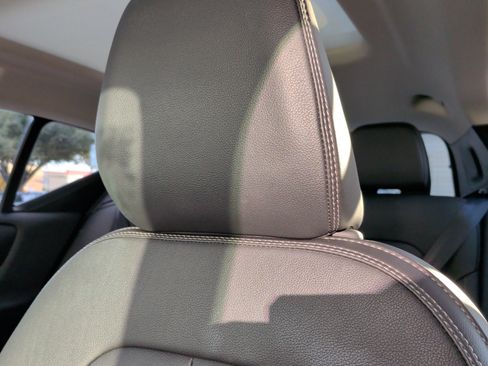 Used 2025 Volvo XC40 B5 Core image 30