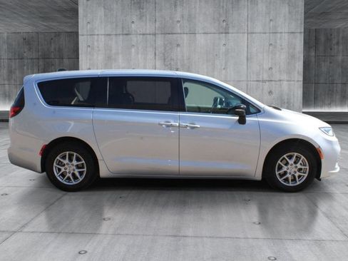 Used 2024 Chrysler Pacifica Touring-L FWD image 9