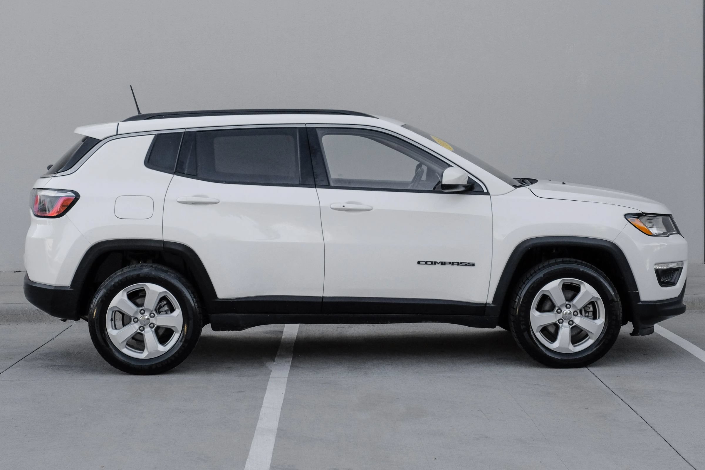 Used 2018 Jeep Compass Latitude w/ Popular Equipment Group AWD/4WD image 10