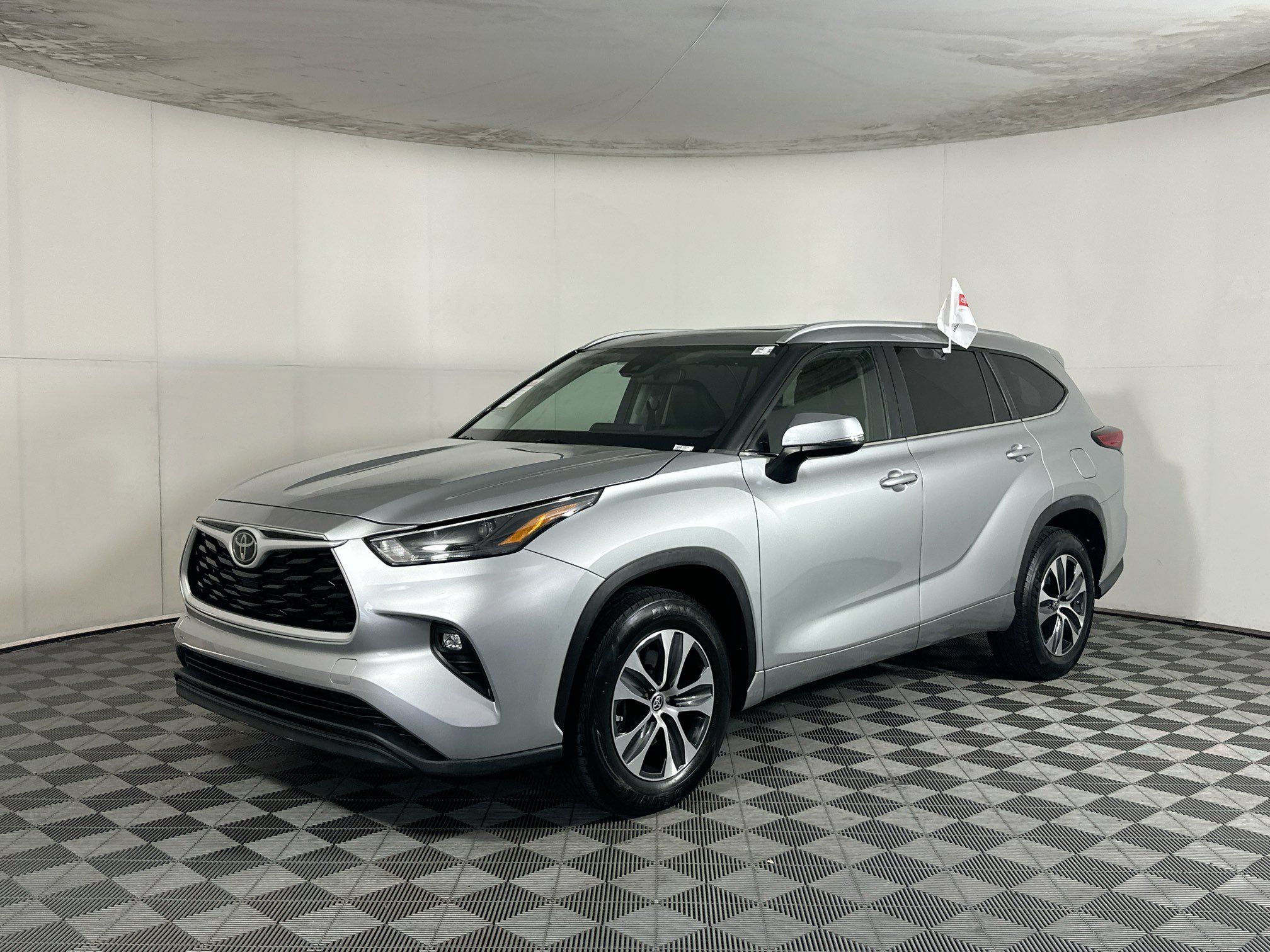 Used 2023 Toyota Highlander XLE FWD image 7