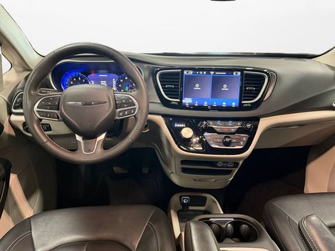 Used 2024 Chrysler Pacifica Touring-L FWD image 11