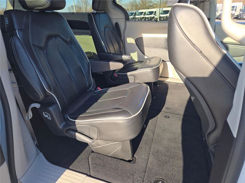 Certified 2023 Chrysler Pacifica Limited FWD image 12