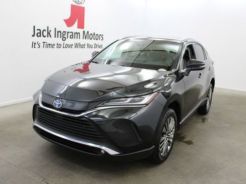 Used 2024 Toyota Venza XLE AWD/4WD image 2