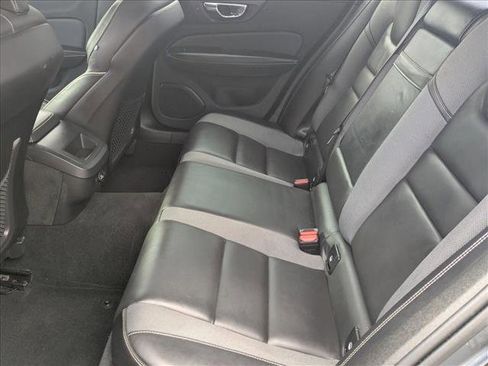 Used 2019 Volvo S60 T6 R-Design image 18