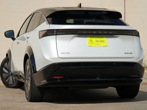 Used 2025 Nissan Ariya FWD image 5