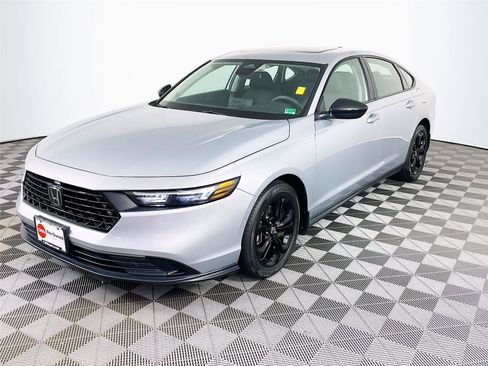Certified 2025 Honda Accord SE image 3