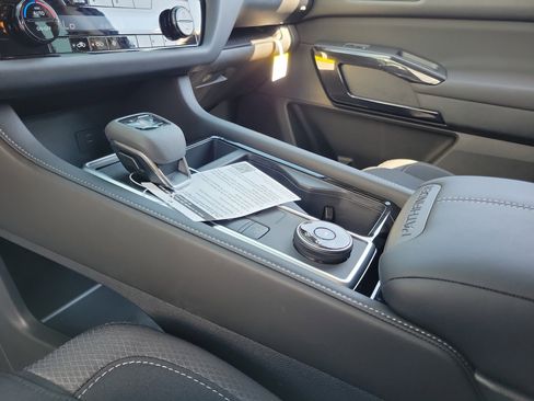 Used 2025 Nissan Pathfinder SV image 29