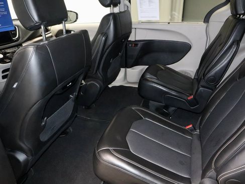 Used 2024 Chrysler Pacifica Touring-L image 21