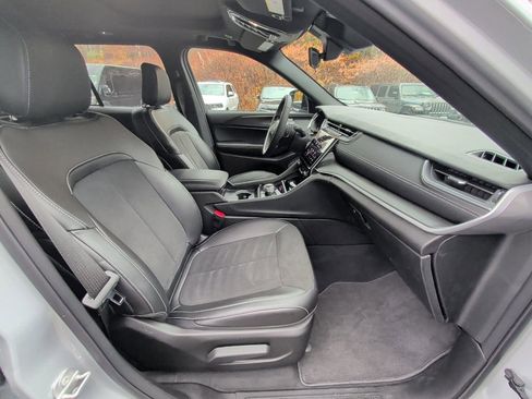 Certified 2025 Jeep Grand Cherokee Altitude image 17