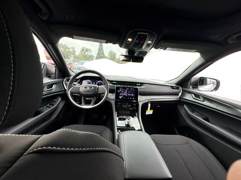 New 2025 Jeep Grand Cherokee Laredo X w/ Luxury Tech Group I image 23