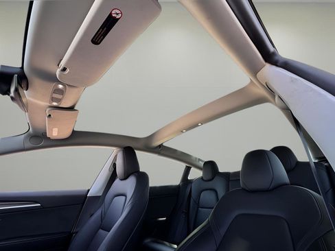 Used 2023 Tesla Model 3 Standard Range image 18