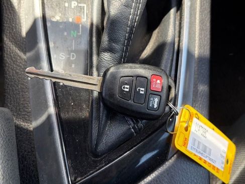 Used 2018 Toyota Corolla LE FWD image 12