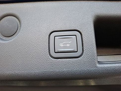 Used 2023 Chevrolet Equinox LT image 39