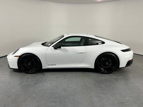 Certified 2025 Porsche 911 Carrera GTS RWD image 2