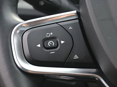 Used 2024 Volvo XC40 B5 Core image 22